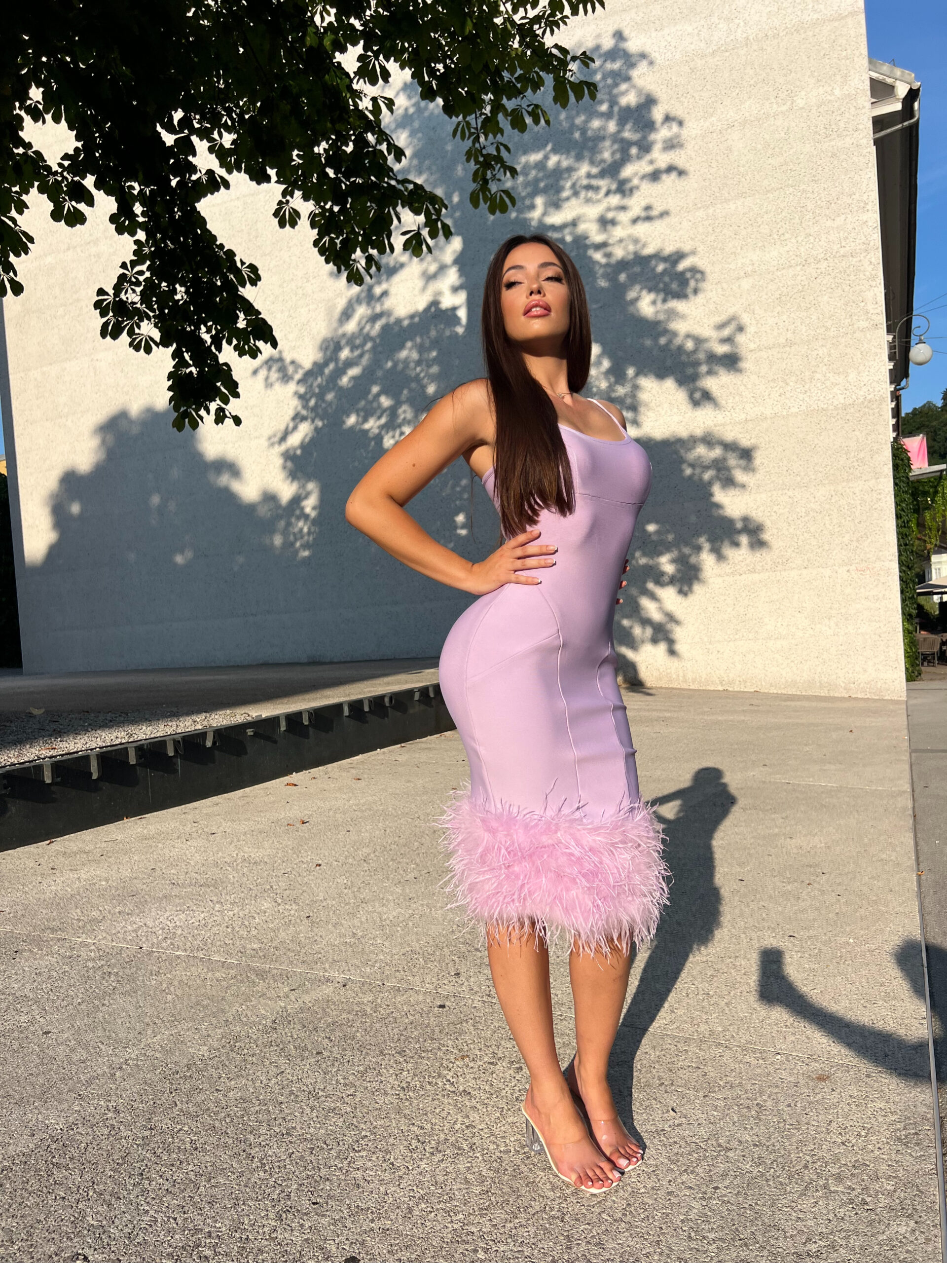 Tollal díszített ruha – Bari