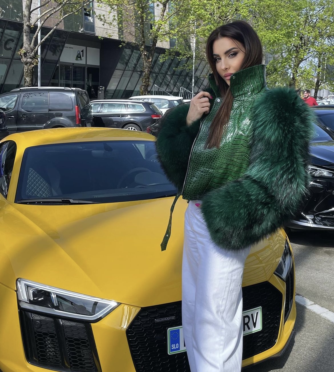 Bőrkabát szőrmés ujjakkal – Coss